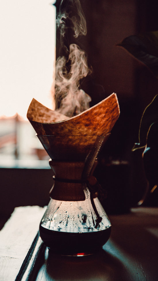 Kaffee mit einem traditionellen Handfilter zubereiten.
