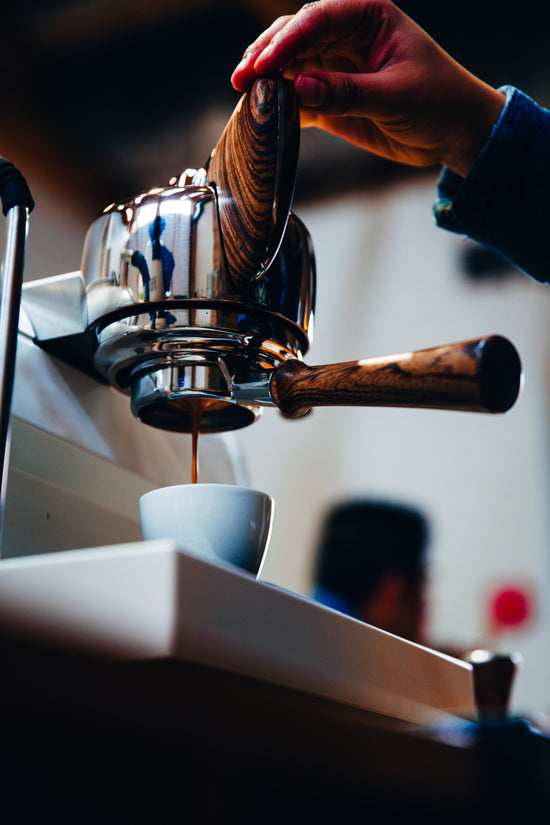 Der Espresso wird mit hohem Druck durch das Sieb gedrückt.