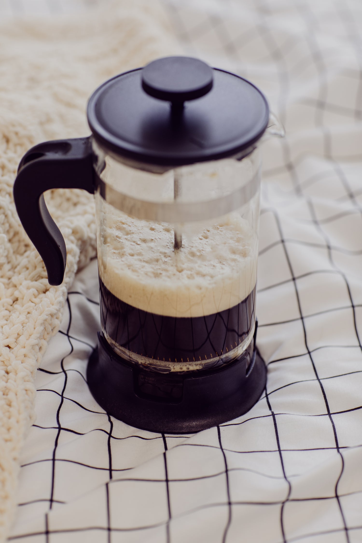French press wir in einer Glaskanne zubereitet