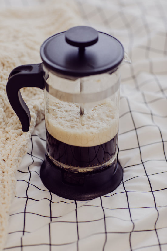 French press wir in einer Glaskanne zubereitet
